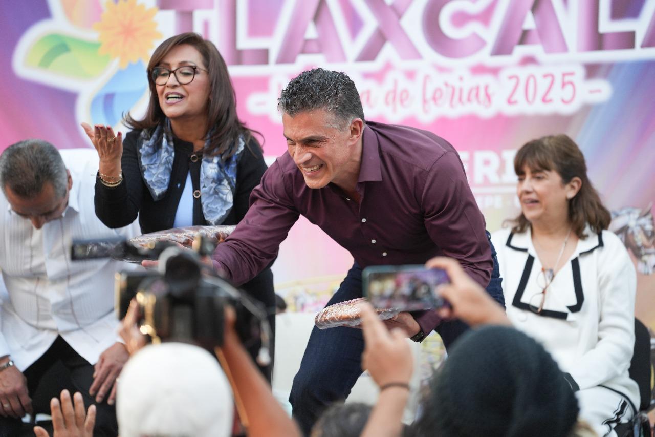 Acompaña Alfonso Sánchez García a gobernadora Lorena Cuéllar durante desfile de Tlaxcala, la Feria de Ferias 2025